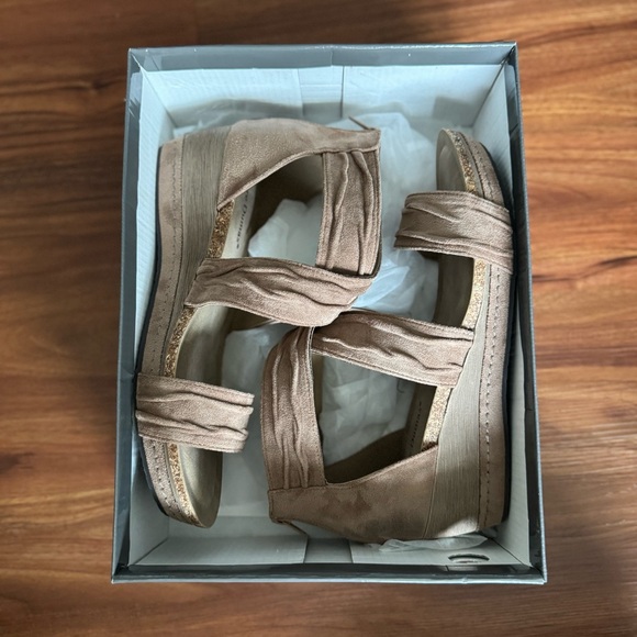 Pierre Dumas Women’s Tan/Taupe Wedge Sandals Size 9 - Picture 1 of 8